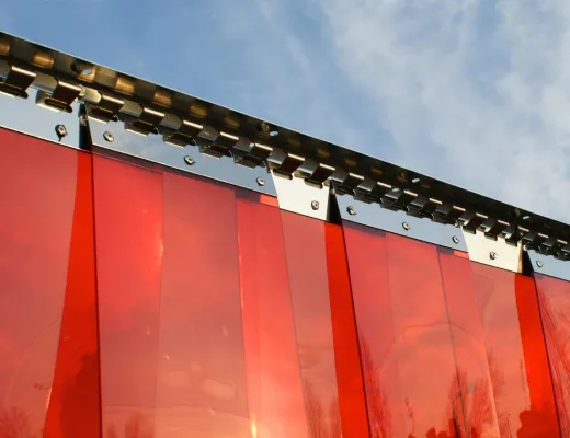 Zbliżenie czerwonych pasów PCV na listwie INOX, montaż zewnętrzny