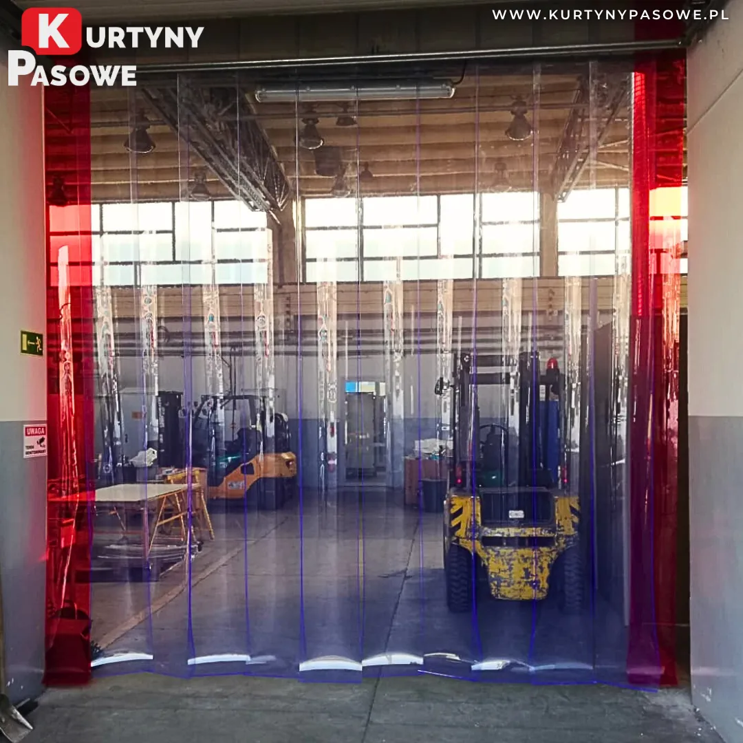Kurtyna paskowa PCV z czerwonymi pasami skrajnymi w przejeździe hali produkcyjnej z wózkiem widłowym