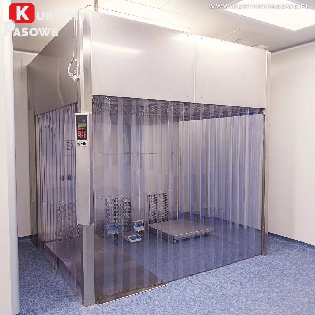 Kabina ze stali nierdzewnej osłonięta przezroczystymi pasami PCV w jasnym pomieszczeniu produkcyjnym