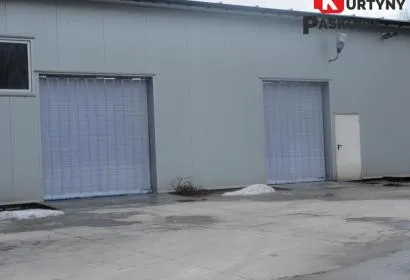 Kurtyna paskowa PCV w drzwiach zewnętrznych budynku