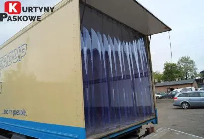 Kurtyna z transparentnych pasów PCV w otwartej burcie skrzyni ładunkowej ciężarówki